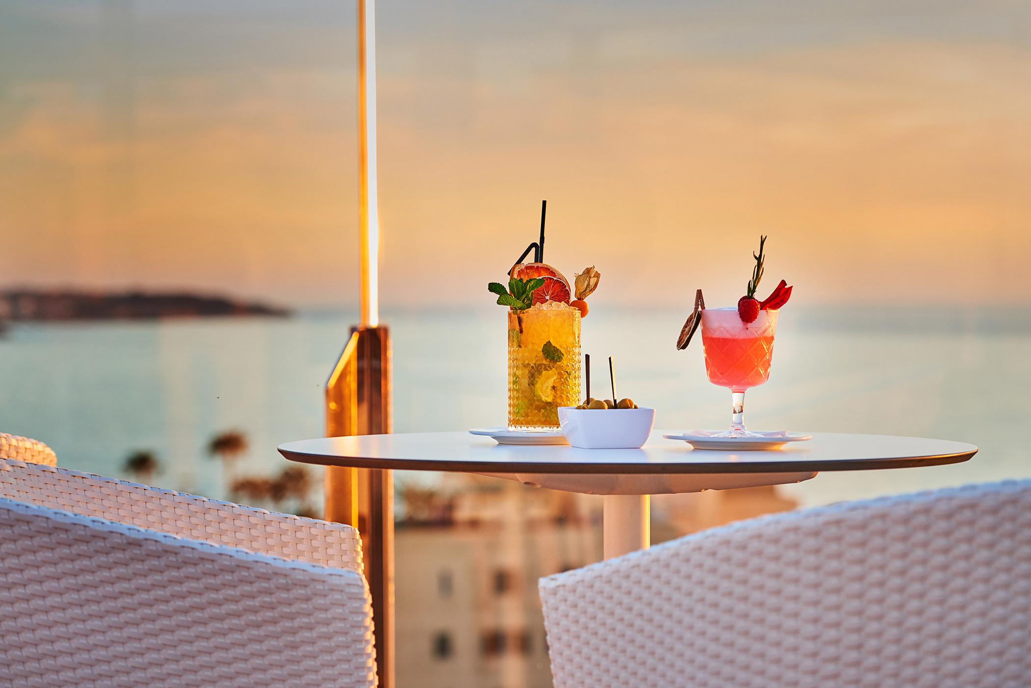 Hipotels Playa De Palma Palace&Spa (Adults Only) Exterior photo Cocktails at the bar