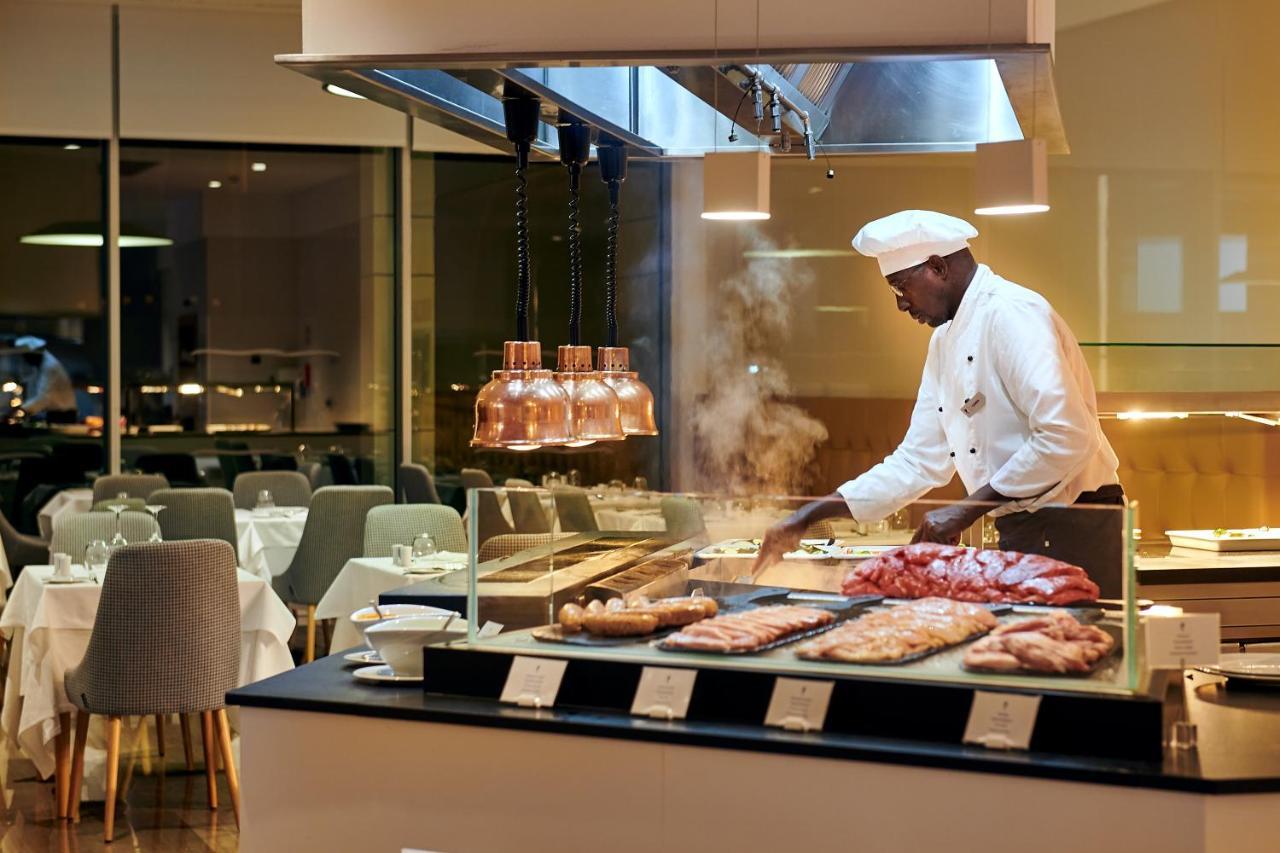 Hipotels Playa De Palma Palace&Spa (Adults Only) Exterior photo A chef at work